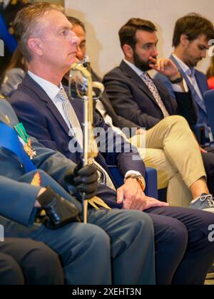 Cremona, Italien - 26. Juni 2024 Guardia di Finanza 250-jähriges Jubiläum - Politiker und Militärs mit ernstem Ausdruck hören zu Stockfoto