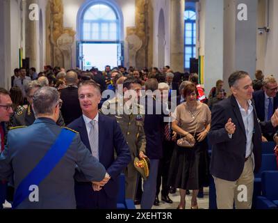 Cremona, Italien - 26. Juni 2024 Guardia di Finanza 250. Jahrestag - Menschenmenge bei einer offiziellen Versammlung, die sich mit p Stockfoto