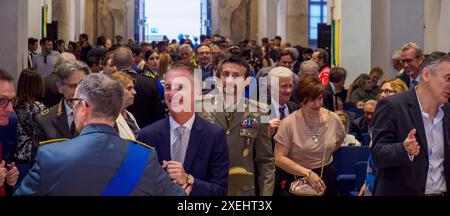 Cremona, Italien - 26. Juni 2024 Guardia di Finanza 250. Jahrestag - Menschenmenge, die an einer offiziellen Zeremonie mit Politikern und Milizen teilnimmt Stockfoto