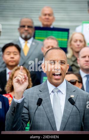 Washington, Usa. Juni 2024. Hakeem Jeffries (Demokrat von New York) die Minderheitenpeitsche der Minderheitenpeitsche der Minderheitenpeitsche des Repräsentantenhauses der Vereinigten Staaten hält während einer Pressekonferenz anlässlich des zweijährigen Jahrestags der Dobbs-Entscheidung im US-Kapitol in Washington, DC, USA, am Donnerstag, den 27. Juni, eine Rede. 2024. Foto von Rod Lamkey/CNP/ABACAPRESS. COM Credit: Abaca Press/Alamy Live News Stockfoto