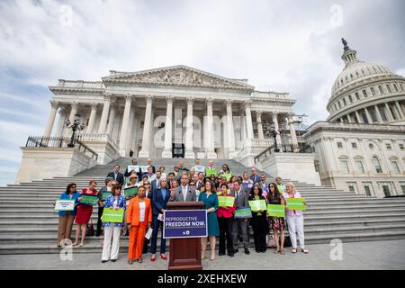 Washington, Usa. Juni 2024. Hakeem Jeffries (Demokrat von New York) die Minderheitenpeitsche der Minderheitenpeitsche der Minderheitenpeitsche des Repräsentantenhauses der Vereinigten Staaten hält während einer Pressekonferenz anlässlich des zweijährigen Jahrestags der Dobbs-Entscheidung im US-Kapitol in Washington, DC, USA, am Donnerstag, den 27. Juni, eine Rede. 2024. Foto von Rod Lamkey/CNP/ABACAPRESS. COM Credit: Abaca Press/Alamy Live News Stockfoto