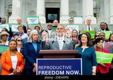 Washington, Usa. Juni 2024. Hakeem Jeffries (Demokrat von New York) die Minderheitenpeitsche der Minderheitenpeitsche der Minderheitenpeitsche des Repräsentantenhauses der Vereinigten Staaten hält während einer Pressekonferenz anlässlich des zweijährigen Jahrestags der Dobbs-Entscheidung im US-Kapitol in Washington, DC, USA, am Donnerstag, den 27. Juni, eine Rede. 2024. Foto von Rod Lamkey/CNP/ABACAPRESS. COM Credit: Abaca Press/Alamy Live News Stockfoto
