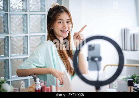 Beauty Influencer asiatische Mädchen Make-up Künstlerin. Hübsche Frau, die live in die Kamera schaut Beauty Influencer asian Girl Video auf Stockfoto