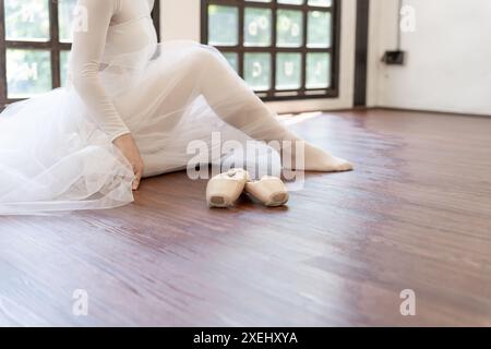 Ballerina in Ballettschuhen. Asiatische girlÂ Bänder von Zehenschuhen. Balletttänzerin, die Ballettschuhe in Dance stu trägt Stockfoto