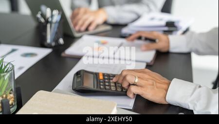 Prüfer oder interne Mitarbeiter des Steuerdienstes, Geschäftsfrauen, die die Jahresabschlüsse des Unternehmens überprüfen. Auditkonzept Stockfoto