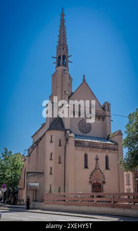 Selestat, Frankreich - 25.06.2024: Blick auf die Fassade der protestantischen Kirche von Sélestat Stockfoto