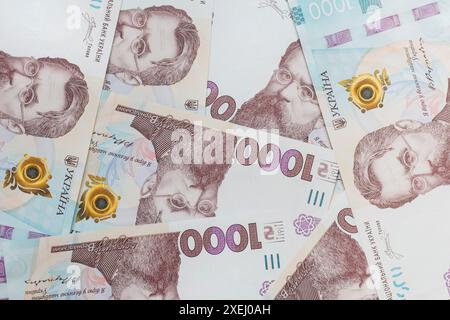 Finanzieller Hintergrund: Nahaufnahme eines Haufens von tausend ukrainischen Hrivnya-Banknoten Stockfoto