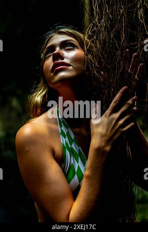 Gelassenheit enthüllt: Ein atemberaubendes Model's Bliss inmitten von Cuzamas bezaubernden blauen und grünen Cenoten in Yucatan, Mexiko Stockfoto