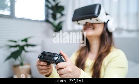 Junge asiatische Frau, die während des VR Experience Future Technology Konzepts virtuelle Realität in Berührung bringt. Stockfoto