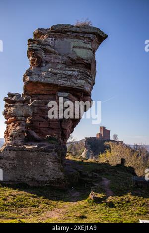 Blick auf Schloss Trifels, Jungturm im Herbst im Pfälzerwald, Rheinland-Pfalz, Deutschland Stockfoto