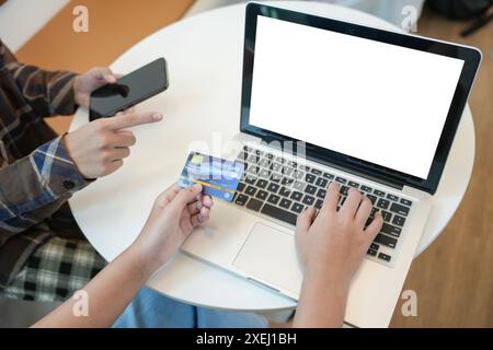 Frau shoppingÂ auf Laptop mit Kreditkarte für Internet Online-E-Commerce-Einkaufen Geld ausgeben Online-Einkaufen Handy-Telefon Stockfoto