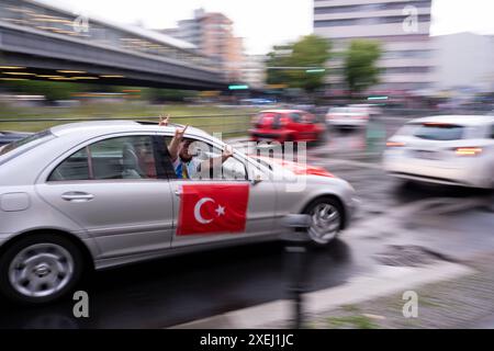 Türkische Fußballfans feiern in Berlin-Kreuzberg anlässlich des Fußballspiels Türkei gegen Georgien während der UEFA EURO 2024. / Türkische Fußballfans feiern in Berlin-Kreuzberg anlässlich des Fußballspiels zwischen der Türkei und Georgien während der UEFA EURO 2024. Schnappschuss-Fotografie/K.M.Krause *** Türkische Fußballfans feiern in Berlin Kreuzberg anlässlich des Fußballspiels zwischen der Türkei und Georgien während der UEFA EURO 2024 in Berlin Kreuzberg anlässlich des Fußballspiels zwischen der Türkei und Georgien während der UEFA EURO 2024 Schnappschuss-Fotografie K M Kra Stockfoto