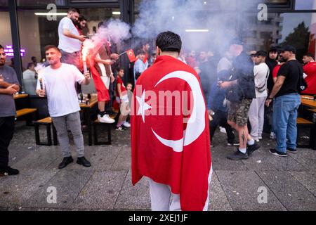 Türkische Fußballfans feiern in Berlin-Kreuzberg anlässlich des Fußballspiels Türkei gegen Georgien während der UEFA EURO 2024. / Türkische Fußballfans feiern in Berlin-Kreuzberg anlässlich des Fußballspiels zwischen der Türkei und Georgien während der UEFA EURO 2024. Schnappschuss-Fotografie/K.M.Krause *** Türkische Fußballfans feiern in Berlin Kreuzberg anlässlich des Fußballspiels zwischen der Türkei und Georgien während der UEFA EURO 2024 in Berlin Kreuzberg anlässlich des Fußballspiels zwischen der Türkei und Georgien während der UEFA EURO 2024 Schnappschuss-Fotografie K M Kra Stockfoto