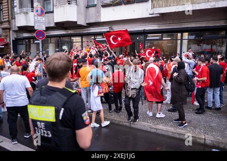 Türkische Fußballfans feiern in Berlin-Kreuzberg anlässlich des Fußballspiels Türkei gegen Georgien während der UEFA EURO 2024. / Türkische Fußballfans feiern in Berlin-Kreuzberg anlässlich des Fußballspiels zwischen der Türkei und Georgien während der UEFA EURO 2024. Schnappschuss-Fotografie/K.M.Krause *** Türkische Fußballfans feiern in Berlin Kreuzberg anlässlich des Fußballspiels zwischen der Türkei und Georgien während der UEFA EURO 2024 in Berlin Kreuzberg anlässlich des Fußballspiels zwischen der Türkei und Georgien während der UEFA EURO 2024 Schnappschuss-Fotografie K M Kra Stockfoto