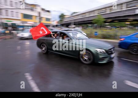 Türkische Fußballfans feiern in Berlin-Kreuzberg anlässlich des Fußballspiels Türkei gegen Georgien während der UEFA EURO 2024. / Türkische Fußballfans feiern in Berlin-Kreuzberg anlässlich des Fußballspiels zwischen der Türkei und Georgien während der UEFA EURO 2024. Schnappschuss-Fotografie/K.M.Krause *** Türkische Fußballfans feiern in Berlin Kreuzberg anlässlich des Fußballspiels zwischen der Türkei und Georgien während der UEFA EURO 2024 in Berlin Kreuzberg anlässlich des Fußballspiels zwischen der Türkei und Georgien während der UEFA EURO 2024 Schnappschuss-Fotografie K M Kra Stockfoto