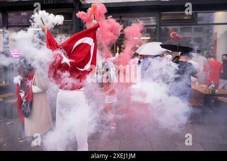 Türkische Fußballfans feiern in Berlin-Kreuzberg anlässlich des Fußballspiels Türkei gegen Georgien während der UEFA EURO 2024. / Türkische Fußballfans feiern in Berlin-Kreuzberg anlässlich des Fußballspiels zwischen der Türkei und Georgien während der UEFA EURO 2024. Schnappschuss-Fotografie/K.M.Krause *** Türkische Fußballfans feiern in Berlin Kreuzberg anlässlich des Fußballspiels zwischen der Türkei und Georgien während der UEFA EURO 2024 in Berlin Kreuzberg anlässlich des Fußballspiels zwischen der Türkei und Georgien während der UEFA EURO 2024 Schnappschuss-Fotografie K M Kra Stockfoto