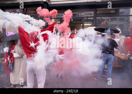 Türkische Fußballfans feiern in Berlin-Kreuzberg anlässlich des Fußballspiels Türkei gegen Georgien während der UEFA EURO 2024. / Türkische Fußballfans feiern in Berlin-Kreuzberg anlässlich des Fußballspiels zwischen der Türkei und Georgien während der UEFA EURO 2024. Schnappschuss-Fotografie/K.M.Krause *** Türkische Fußballfans feiern in Berlin Kreuzberg anlässlich des Fußballspiels zwischen der Türkei und Georgien während der UEFA EURO 2024 in Berlin Kreuzberg anlässlich des Fußballspiels zwischen der Türkei und Georgien während der UEFA EURO 2024 Schnappschuss-Fotografie K M Kra Stockfoto