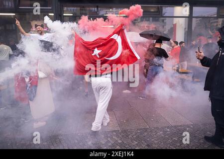 Türkische Fußballfans feiern in Berlin-Kreuzberg anlässlich des Fußballspiels Türkei gegen Georgien während der UEFA EURO 2024. / Türkische Fußballfans feiern in Berlin-Kreuzberg anlässlich des Fußballspiels zwischen der Türkei und Georgien während der UEFA EURO 2024. Schnappschuss-Fotografie/K.M.Krause *** Türkische Fußballfans feiern in Berlin Kreuzberg anlässlich des Fußballspiels zwischen der Türkei und Georgien während der UEFA EURO 2024 in Berlin Kreuzberg anlässlich des Fußballspiels zwischen der Türkei und Georgien während der UEFA EURO 2024 Schnappschuss-Fotografie K M Kra Stockfoto