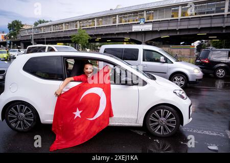 Türkische Fußballfans feiern in Berlin-Kreuzberg anlässlich des Fußballspiels Türkei gegen Georgien während der UEFA EURO 2024. / Türkische Fußballfans feiern in Berlin-Kreuzberg anlässlich des Fußballspiels zwischen der Türkei und Georgien während der UEFA EURO 2024. Schnappschuss-Fotografie/K.M.Krause *** Türkische Fußballfans feiern in Berlin Kreuzberg anlässlich des Fußballspiels zwischen der Türkei und Georgien während der UEFA EURO 2024 in Berlin Kreuzberg anlässlich des Fußballspiels zwischen der Türkei und Georgien während der UEFA EURO 2024 Schnappschuss-Fotografie K M Kra Stockfoto