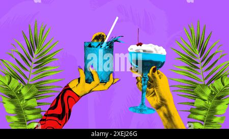 Zeitgenössische Kunstcollage. Hände halten bunte Getränke vor violettem Hintergrund mit üppig grünen Palmblättern. Genarbter Materialeffekt. Stockfoto