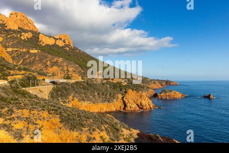 Rote und orangene vulkanische Klippen und Hügel zwischen Agay und Cannes Stockfoto