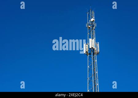 Celestynow, Polen - 1. Mai 2024: Telekommunikationsmast mit Handy- und Rundfunkantennen und Sendeantennen in Stara wies bei Warschau Stockfoto