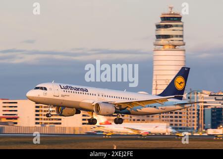 Wien, Schwechat - 07. Januar 2023: Ein Airbus A320 der deutschen Fluggesellschaft Lufthansa landet früh am Morgen in Wien Schwechat Stockfoto