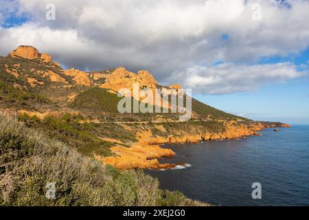 Rote und orangene vulkanische Klippen und Hügel zwischen Agay und Cannes im Massif de L'Esterel in Frankreich Stockfoto