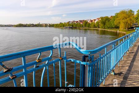 Elch, Polen - 3. Mai 2024: Panoramablick auf die Elchstadt mit historischer Brücke am Jezioro Elckie See in der Seenregion Mazuria Stockfoto