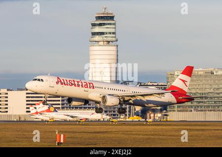 Wien, Schwechat - 07. Januar 2023: Ein Airbus A321 der Fluggesellschaft Austrian Airlines AUA landet vor dem Luftverkehr Contra Stockfoto