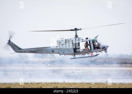 Bell Huey Kampfhubschrauber in der Luft Stockfoto