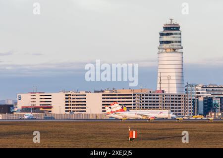 Wien, Schwechat - 07. Januar 2023: Turm- und Flughafengebäude des Wiener Flughafens in Schwechat Stockfoto