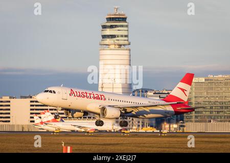 Wien, Schwechat - 07. Januar 2023: Ein Airbus A320 der Fluggesellschaft Austrian Airlines AUA landet früh am Morgen in Wien Stockfoto