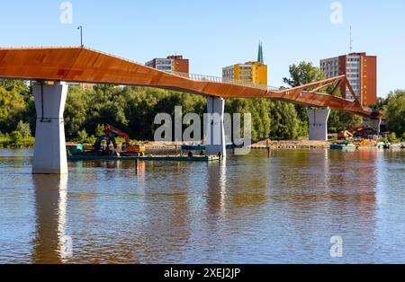 Warschau, Polen - 12. Mai 2024: Panoramablick auf die Weichsel mit modernistischer Fußgänger- und Fahrradbrücke, die Powisle und Praga verbindet Stockfoto