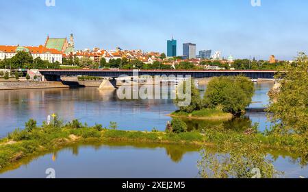 Warschau, Polen - 12. Mai 2024: Altstadt Stare Miasto, Powisle und Mariensztat Viertel Panoramablick mit Slasko Dabrowski Brücke über die Weichsel Stockfoto