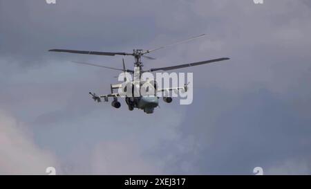 ZHUKOWSKY, RUSSLAND - 25. Juli 2021: Demonstration des Kamov Ka-52 Alligator-Angriffshubschraubers der russischen Luftwaffe bei MAKS- Stockfoto