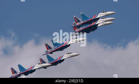 Moskau Russland Flugplatz Zhukovsky 25. Juli 2021: Aerobatikteams Russische Ritter auf den Flugzeugen Su-35 der internationalen Luft- und Raumfahrtsa Stockfoto