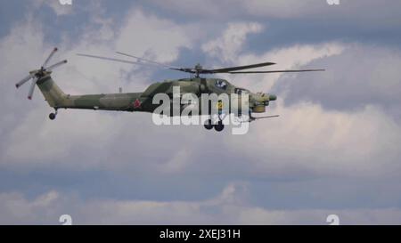 KUBINKA, RUSSLAND - 15. Mai 2021: Angriffshubschrauber Mil Mi-28, STRIZHI Aerobatic Team 30. Jubiläumsveranstaltung Stockfoto