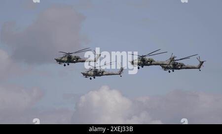 KUBINKA, RUSSLAND - 15. Mai 2021: Angriffshubschrauber Mil Mi-28, STRIZHI Aerobatic Team 30. Jubiläumsveranstaltung Stockfoto