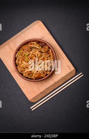 Köstliches asiatisches Udon-Gericht mit Gemüse, Pilzen, Salz und Gewürzen Stockfoto