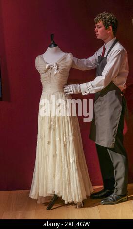 Christies London 28. Juni 2024 Ein königliches Brautjungfernkleid von Norman Hartnell, 1947 aus der Hochzeit von Queen Elizabeth II. Und HRH dem Duke of Edinburgh Est, £ 30.000-50.000). Das einzige Brautjungfernkleider, das auf den Markt kam, wurde von der verstorbenen Lady Elizabeth Longman (geb. Lambart) getragen, einer Jugendfreundin der verstorbenen Königin. Quelle: Paul Quezada-Neiman/Alamy Live News Stockfoto