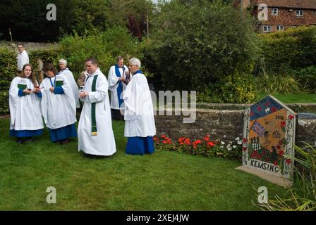 Gut Dressing Kent. Die St. Mary’s Church Kemsing war der Geburtsort der heiligen Edith von Wilton, einer unehelichen Tochter des sächsischen Königs Edgar I. die Wallfahrt zum Brunnen in der Dorfmitte, der jedes Jahr mit einem einzigen Brunnen gekleidet ist, wird in einem kurzen Zeitraum enthüllt Service. Der Brunnen ist ihrer heiligen Gegenwart gewidmet; das Brunnenwasser hat heilende Eigenschaften. Kemsing, Kent, England 13. September 2014. HOMER SYKES AUS DEN 2010ER JAHREN Stockfoto