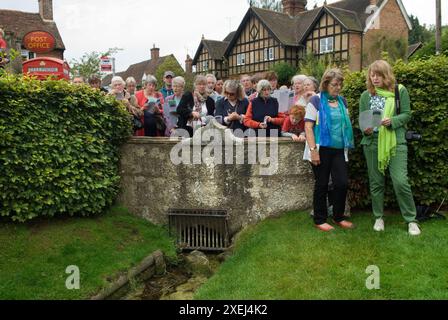 Gut Dressing Kent. Die St. Mary’s Church Kemsing war der Geburtsort der heiligen Edith von Wilton, einer unehelichen Tochter des sächsischen Königs Edgar I. die Wallfahrt zum Brunnen in der Dorfmitte, der jedes Jahr mit einem einzigen Brunnen gekleidet ist, wird in einem kurzen Zeitraum enthüllt Service. Der Brunnen ist ihrer heiligen Gegenwart gewidmet; das Brunnenwasser hat heilende Eigenschaften. Lokale Dorfbewohner versammeln sich zum Gottesdienst und sahen hier Lieder singen. Kemsing, Kent, England 13. September 2014. HOMER SYKES AUS DEN 2010ER JAHREN Stockfoto