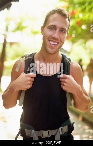 Reise-, Touristen- und männliche Rucksacktouristen in Thailand für Abenteuer, Urlaub oder Sightseeing Porträt. Glücklicher Reisender für eine Billigreise oder einen Tourismus Stockfoto
