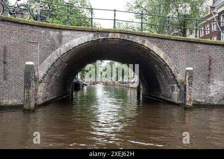 Amsterdam, die Hauptstadt der Niederlande, ist bekannt für sein reiches künstlerisches Erbe, sein kompliziertes Kanalsystem und seine charakteristischen schmalen Häuser mit Giebeln Stockfoto