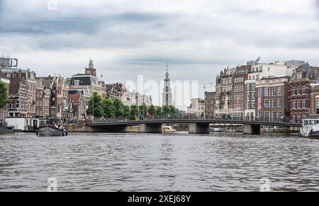 Amsterdam, die Hauptstadt der Niederlande, ist bekannt für sein reiches künstlerisches Erbe, sein kompliziertes Kanalsystem und seine charakteristischen schmalen Häuser mit Giebeln Stockfoto