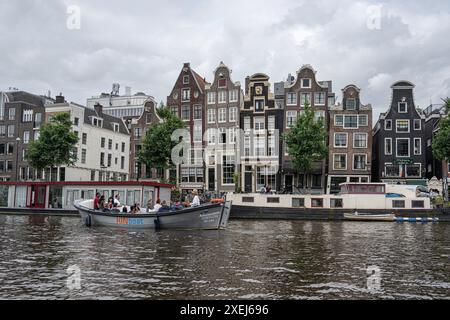 Amsterdam, die Hauptstadt der Niederlande, ist bekannt für sein reiches künstlerisches Erbe, sein kompliziertes Kanalsystem und seine charakteristischen schmalen Häuser mit Giebeln Stockfoto