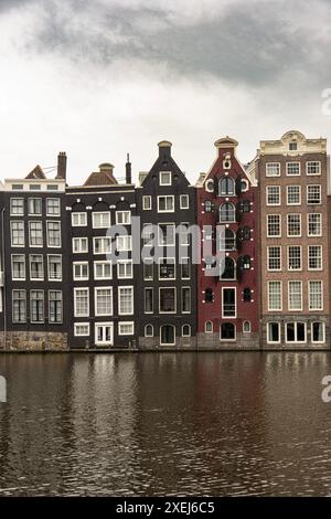 Amsterdam, die Hauptstadt der Niederlande, ist bekannt für sein reiches künstlerisches Erbe, sein kompliziertes Kanalsystem und seine charakteristischen schmalen Häuser mit Giebeln Stockfoto