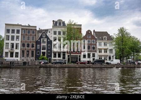 Amsterdam, die Hauptstadt der Niederlande, ist bekannt für sein reiches künstlerisches Erbe, sein kompliziertes Kanalsystem und seine charakteristischen schmalen Häuser mit Giebeln Stockfoto