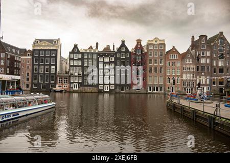 Amsterdam, die Hauptstadt der Niederlande, ist bekannt für sein reiches künstlerisches Erbe, sein kompliziertes Kanalsystem und seine charakteristischen schmalen Häuser Stockfoto